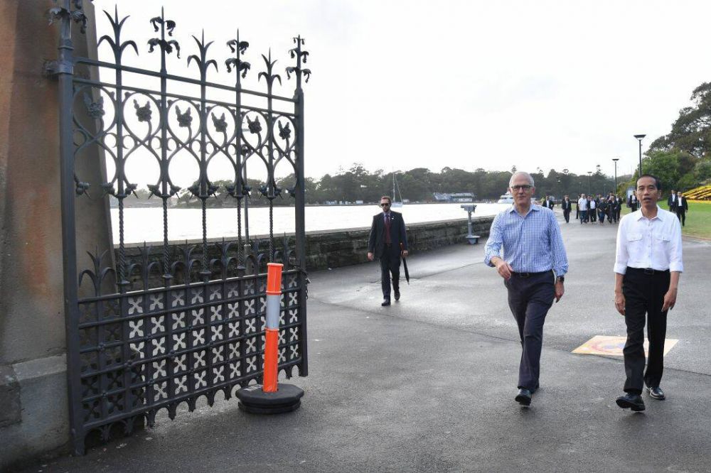 10 Foto jalan pagi Jokowi dengan PM Australia, merakyat banget 