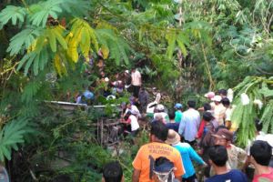 Bus pariwisata rombongan SD masuk jurang Tawangmangu, 6 orang tewas 