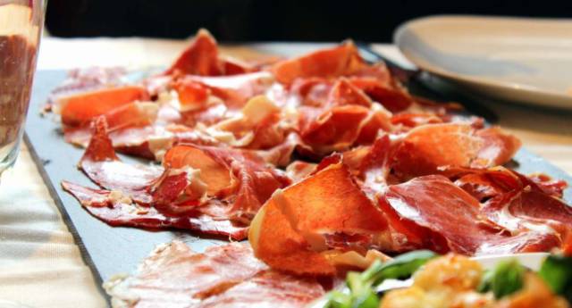 Nggak cuma enak & langka, 10 makanan ini harganya bikin melongo