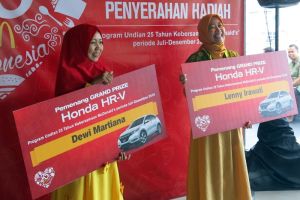 2 Ibu ini girang dapat hadiah mobil, penyebabnya nggak nyangka banget
