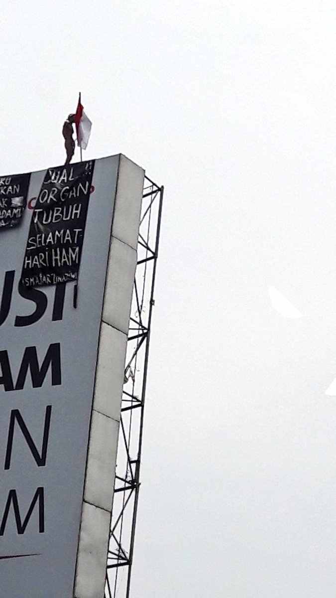 pria panjat baliho © 2017 istimewa pria panjat baliho © 2017 istimewa