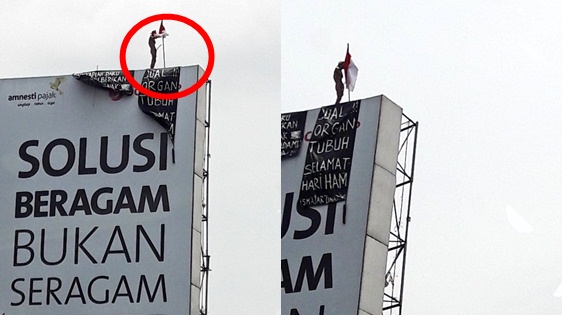 Pria ini nekat bugil dan panjat reklame, diduga ingin jual organ tubuh