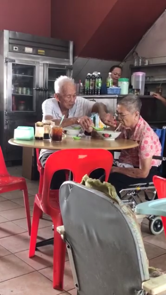 Aksi kakek bantu istrinya makan mi ini bikin haru, bukti cinta sejati
