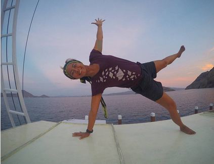 Ini kabar terbaru 'petualang cantik' Riyanni Djangkaru, jadi guru Yoga