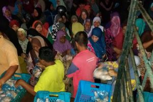 Guru ini sedekahkan 1.300 ekor ayam kepada warga, satu jam ludes 