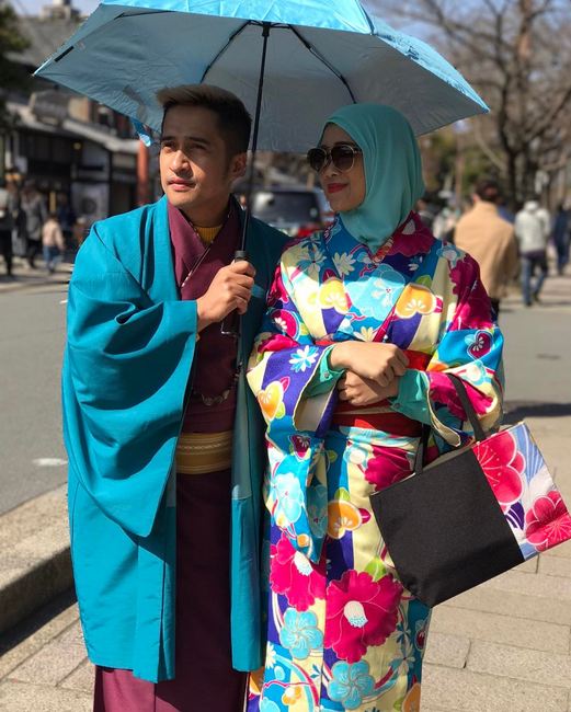 Tak ajak anak, begini 10 potret mesra Irfan Hakim dan istri di Jepang