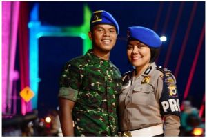 10 Foto Riyana, polwan manis yang bikin hati Manahati Lestusen leleh