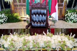 8 Foto penyambutan Raja Salman di Gedung DPRI RI, penuh karangan bunga