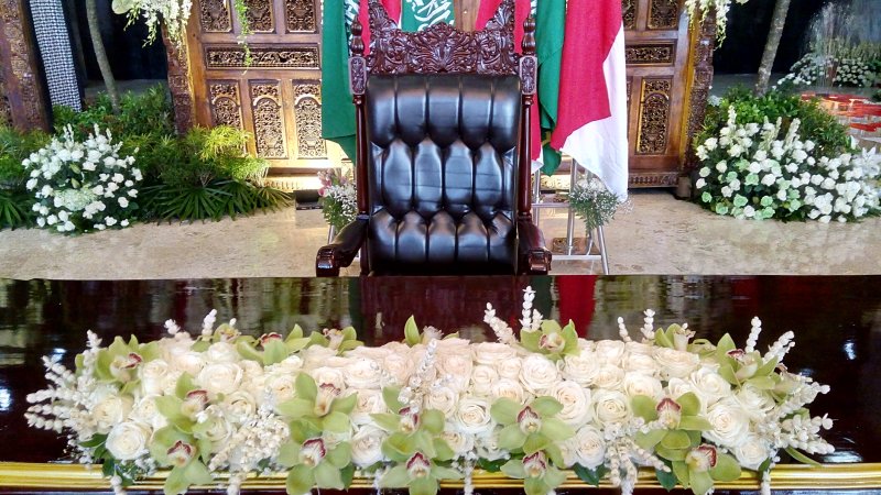 8 Foto penyambutan Raja Salman di Gedung DPRI RI, penuh karangan bunga