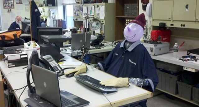 kelakuan pekerja ini bikin susah nahan ketawa © 2017 berbagai sumber