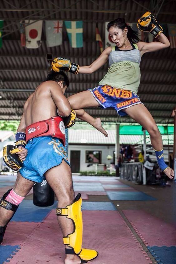 15 Foto keren saat cewek berlatih Muay Thai, badass abis