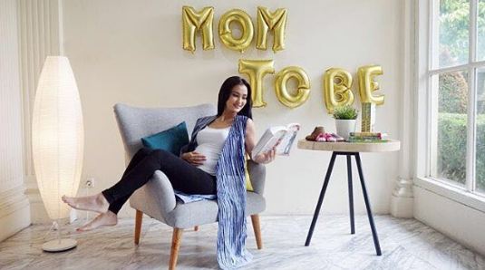 10 Foto Atiqah Hasiholan saat hamil 6 bulan, bertambah kecantikannya