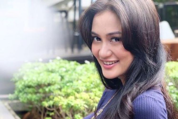 10 Foto Atiqah Hasiholan saat hamil 6 bulan, bertambah kecantikan