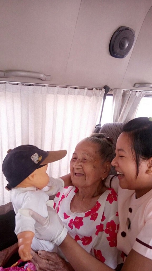 nenek Tin Tin © 2017 worldofbuzz.com