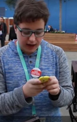 remaja coba nokia 3310 © 2017 brilio.net