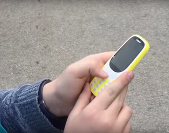 Coba Nokia 3310 versi baru, remaja ini justru kebingungan, ada apa ya?