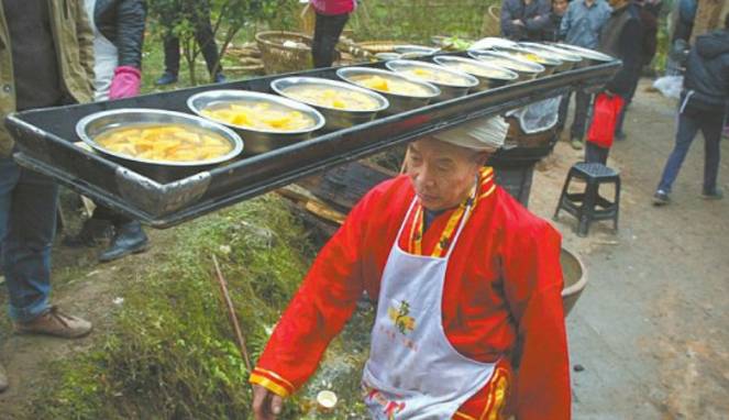 Tradisi menyajikan makanan © 2017 brilio.net