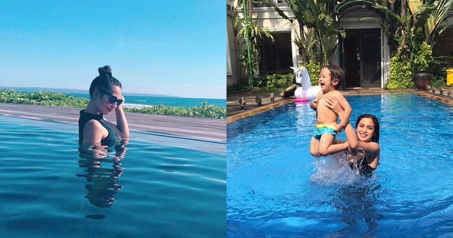 8 Foto seleb 'main air' ini bikin kamu pengen ikut basah-basahan, aw!
