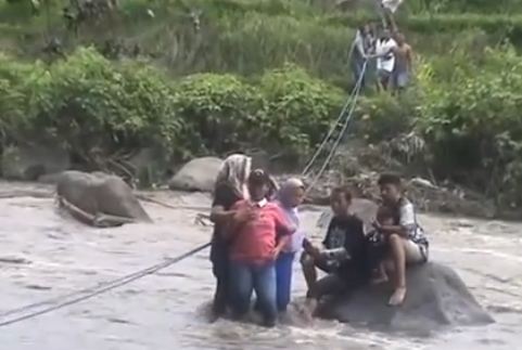 Gara-gara asyik selfie, 9 orang ini hampir terseret banjir