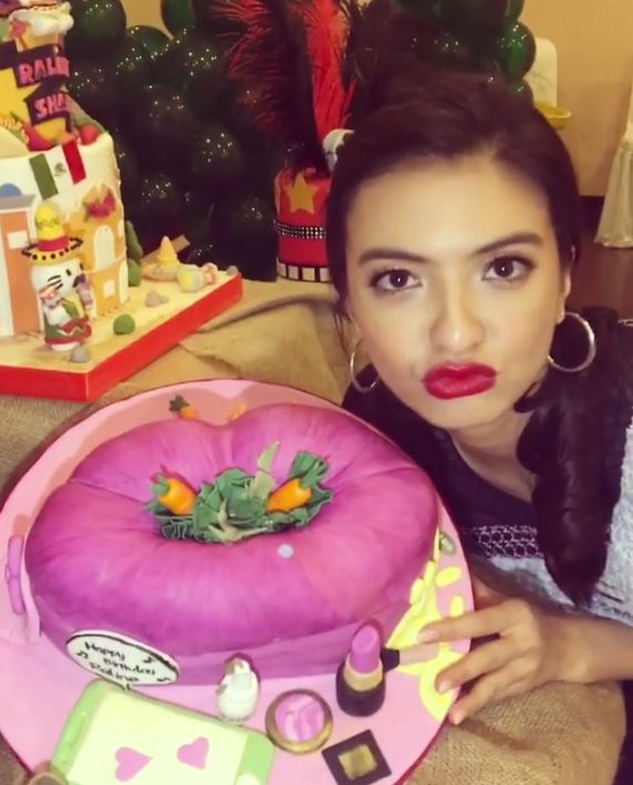 Rayakan ulang tahun ke-32, Raline Shah dapat kue unik berbentuk bibir