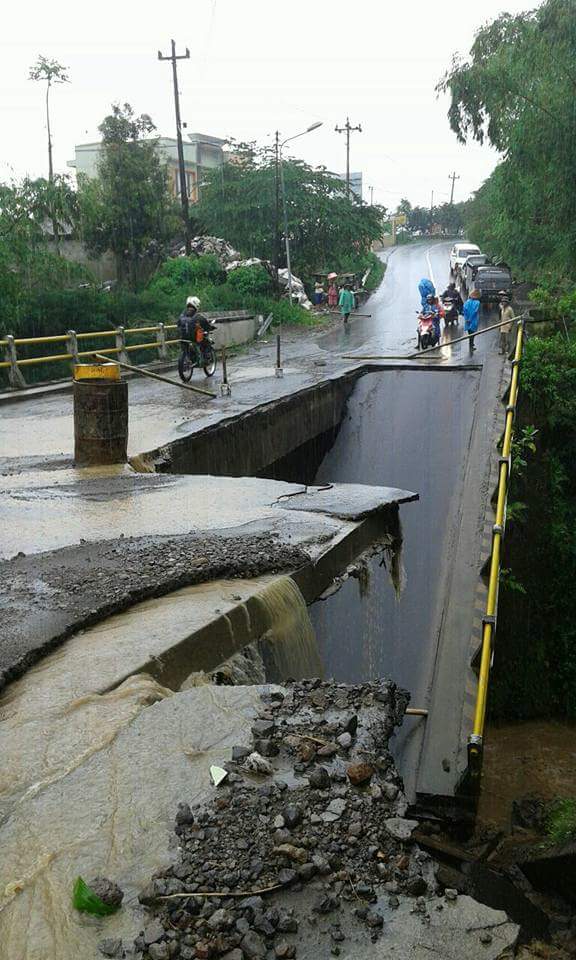 6 Potret ngeri rusaknya Jembatan Grawah, ambrol sepanjang 20 meter