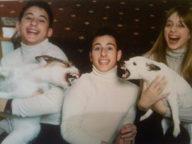 10 Momen ketika hewan peliharaan bikin foto keluarga jadi nggak banget