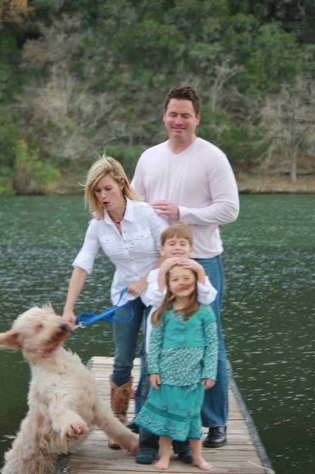 10 Momen ketika hewan peliharaan bikin foto keluarga jadi nggak banget