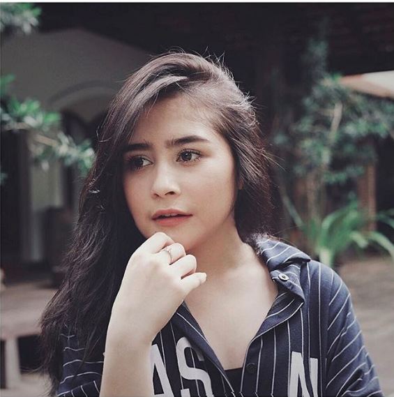 8 Artis cantik ini khas dengan kumis tipis, makin manis deh