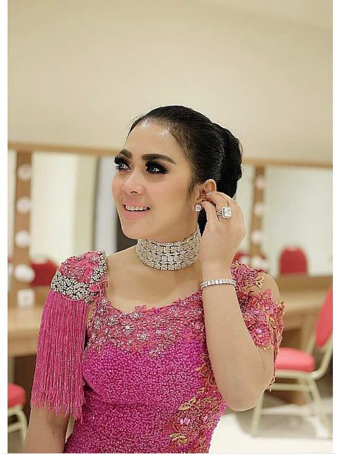 8 Artis cantik ini khas dengan kumis tipis, makin manis deh