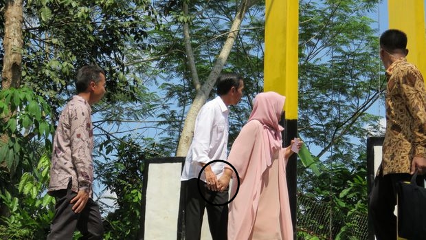 10 Momen mesra keseharian Jokowi dan Iriana, so sweet banget