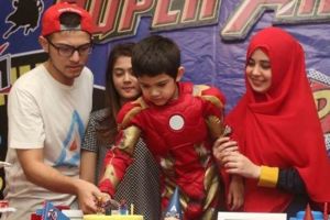 Meski cerai, 5 seleb ini tetap akur sama mantan pasangannya demi anak