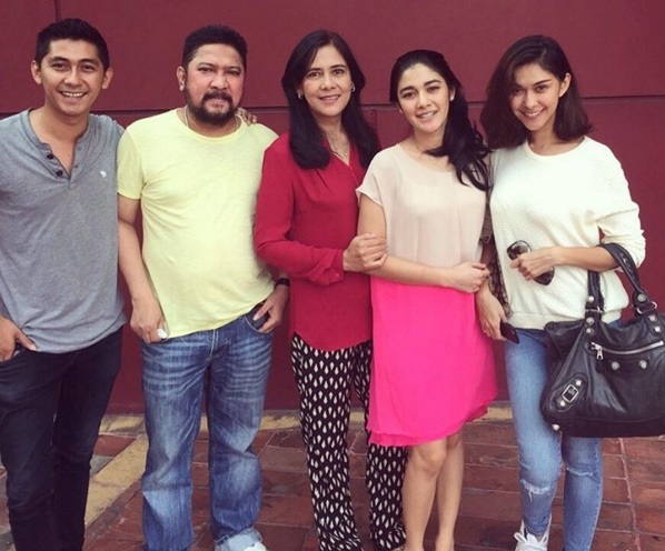 Meski cerai, 5 seleb ini tetap akur sama mantan pasangannya demi anak