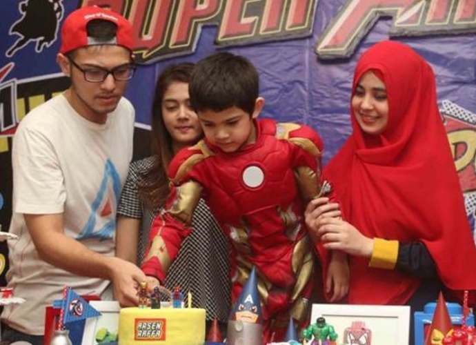 Meski cerai, 5 seleb ini tetap akur sama mantan pasangannya demi anak