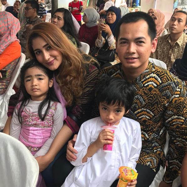 Meski cerai, 5 seleb ini tetap akur sama mantan pasangannya demi anak