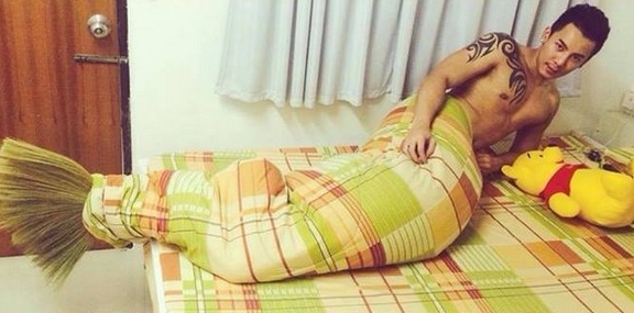 7 Cowok Thailand ini cosplay mermaid pakai sapu dan selimut, kocak!