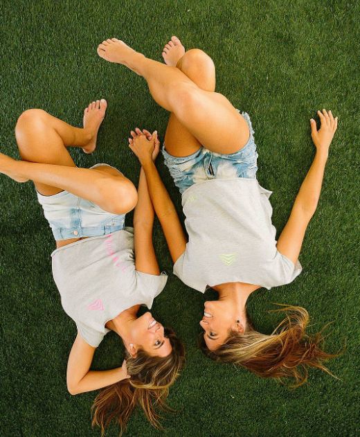 Bia dan Branca, si kembar atlet renang yang juga kompak jadi model