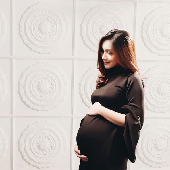 10 Foto Melody Prima saat hamil, tetap langsing meski perut membuncit