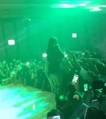 Berbusana minim saat manggung, 4 artis ini digerayangi tangan lelaki