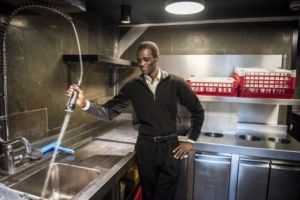 Dari pencuci piring pria ini naik pangkat jadi bos di restoran, wow!