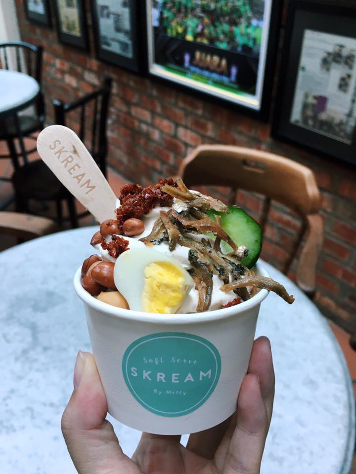 10 Camilan ini variasinya nggak biasa, ada cokelat rasa nasi lemak lho