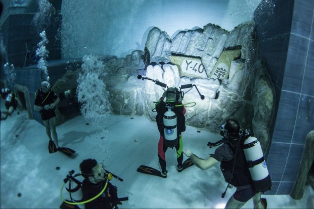 Kolam renang terdalam ini menakjubkan, terdapat 4 goa di dalamnya