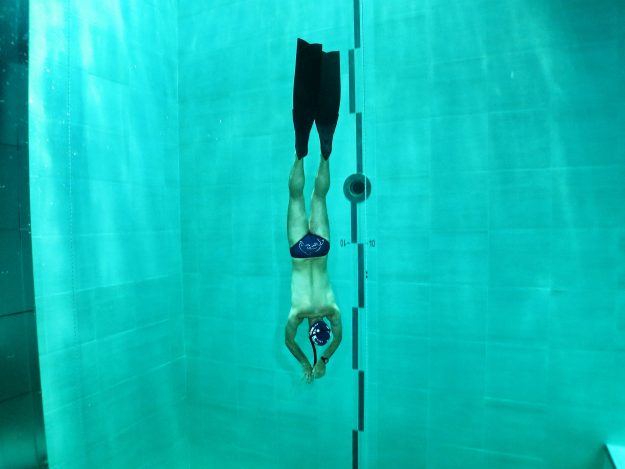 Kolam renang terdalam ini menakjubkan, terdapat 4 goa di dalamnya