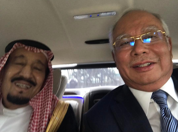 Ini deretan foto selfie Raja Salman, tampak akrab dan jadi viral