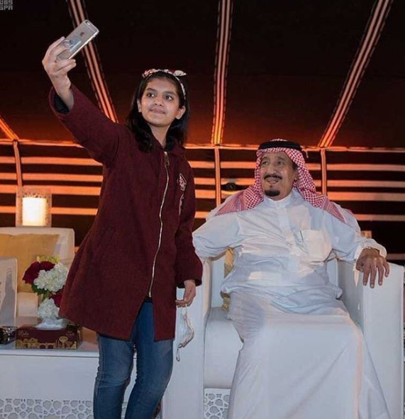 Ini deretan foto selfie Raja Salman, tampak akrab dan jadi viral