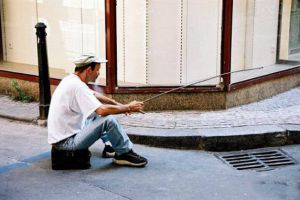 15 Tingkah aneh orang saat memancing ini bikin kamu gagal paham