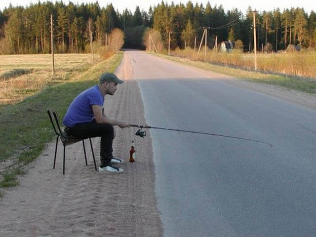 15 Tingkah aneh orang saat memancing ini bikin kamu gagal paham