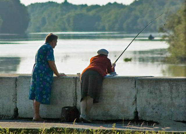 15 Tingkah aneh orang saat memancing ini bikin kamu gagal paham