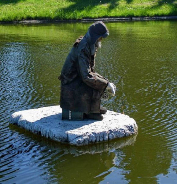 15 Tingkah aneh orang saat memancing ini bikin kamu gagal paham