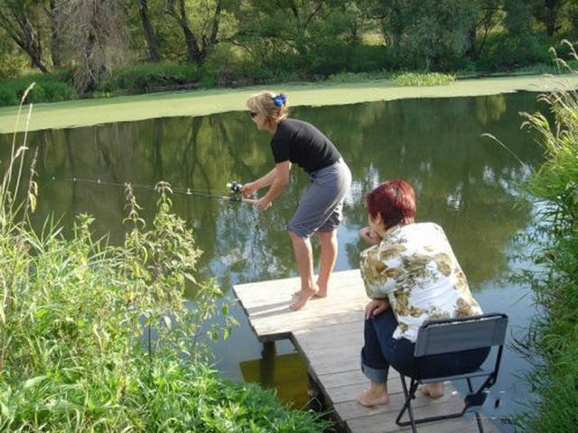 15 Tingkah aneh orang saat memancing ini bikin kamu gagal paham