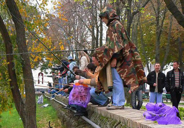 15 Tingkah aneh orang saat memancing ini bikin kamu gagal paham